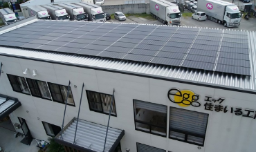 太陽光パネル　屋根　写真