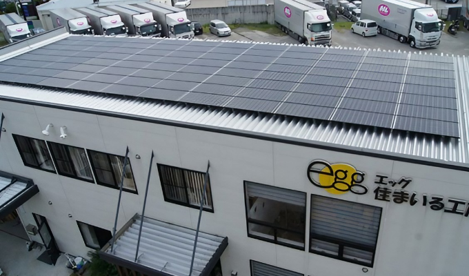 太陽光パネル　屋根　写真