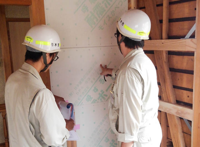 断熱性能　チェック中　写真