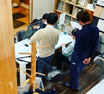 社内風景　最終確認　写真