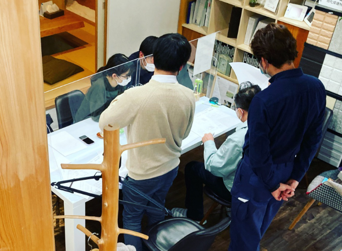 社内風景　最終確認　写真