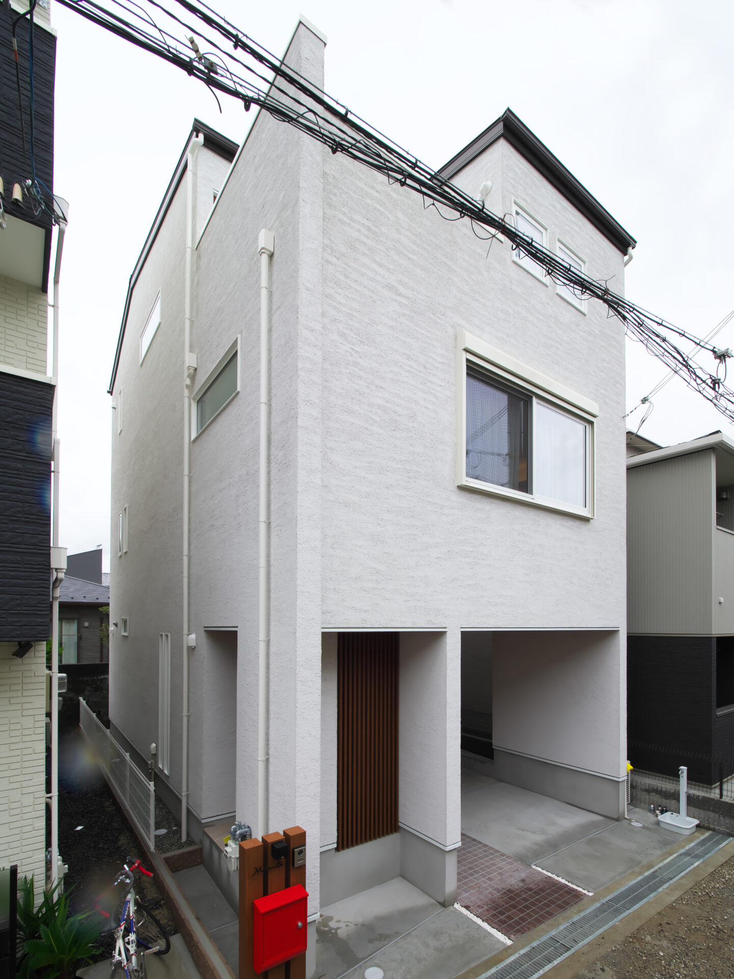 茨木市の注文住宅｜街中に建つ自然素材の３階建て｜アイランドキッチンでゆとりのLDK アイキャッチ