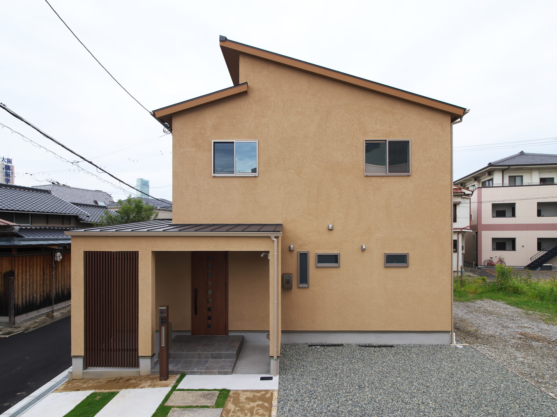 大阪市の注文住宅｜健康のために自然素材を使うことにこだわったコの字の家｜無垢床と漆喰と紙クロスオガファーザー アイキャッチ