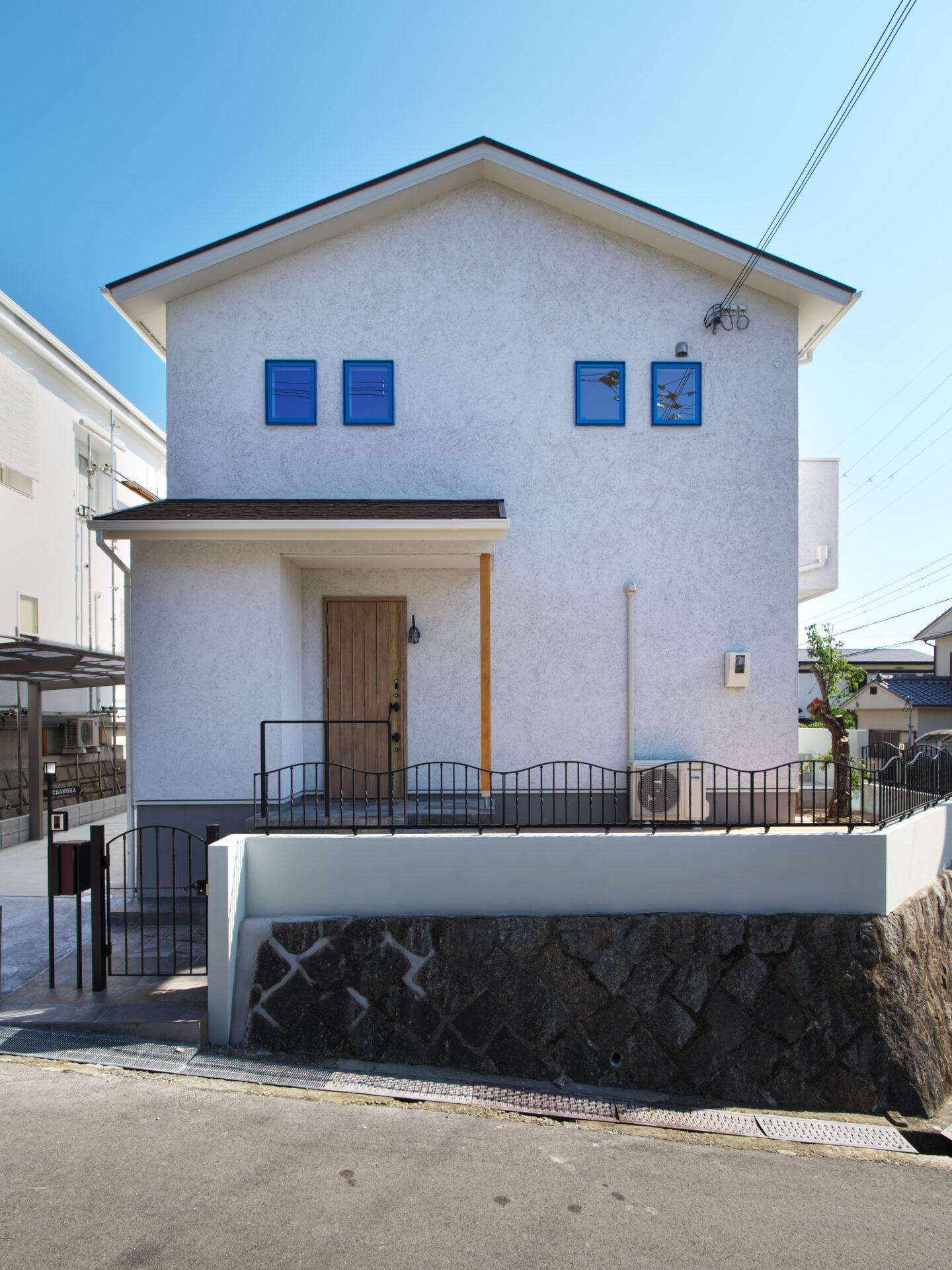 茨木市の注文住宅｜青い窓が特徴的な西海岸風ファサードの家｜クレトイシの樹脂サッシ アイキャッチ