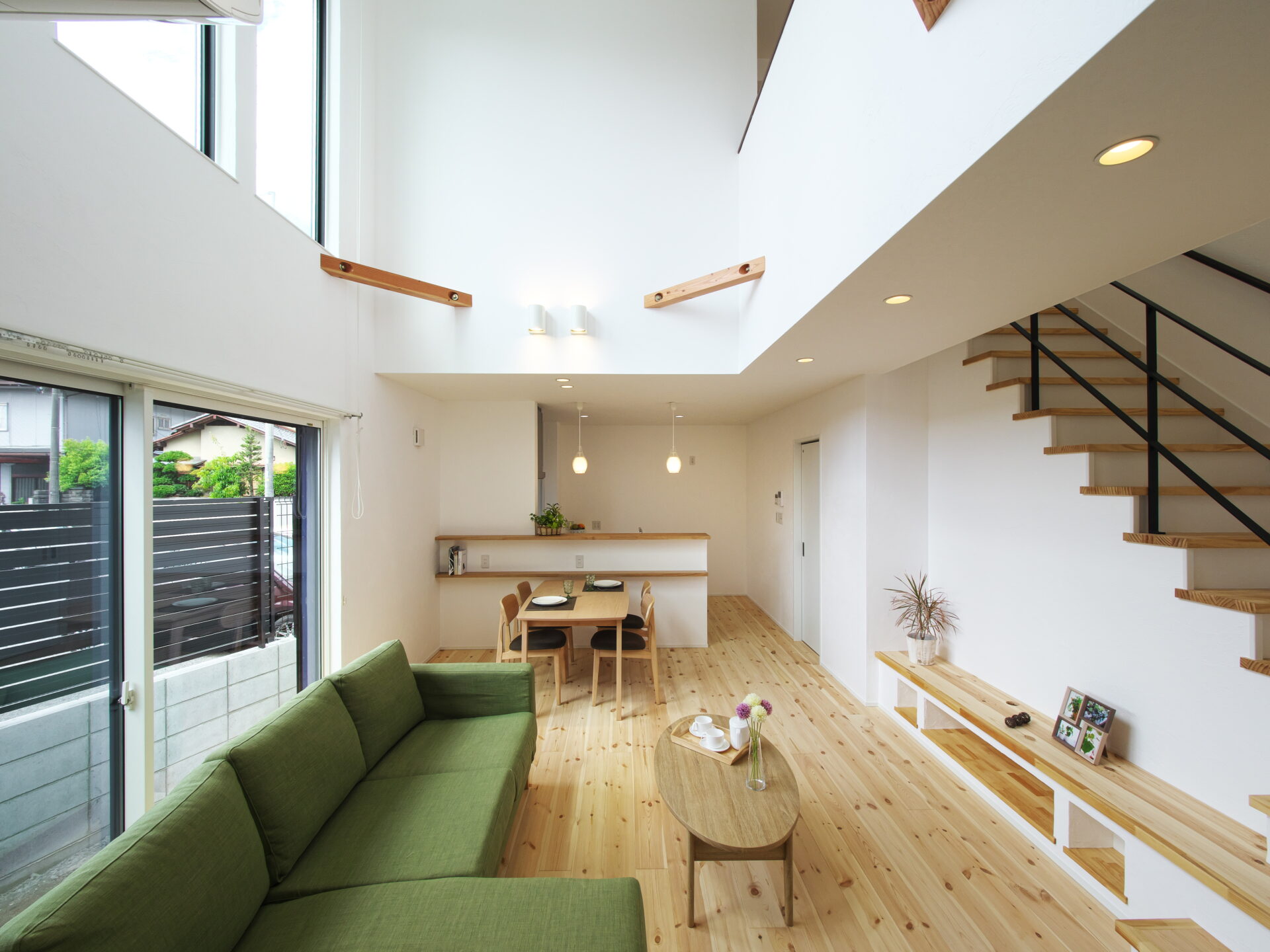 茨木市の注文住宅｜吹抜けから光が降り注ぐ造作家具と暮らす家｜漆喰壁と無垢パインのフローリング アイキャッチ