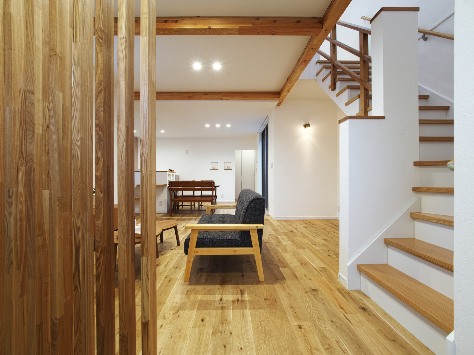 茨木市の注文住宅｜玄関ホールを無くして開放感を手に入れた家｜無垢オークのフローリング アイキャッチ