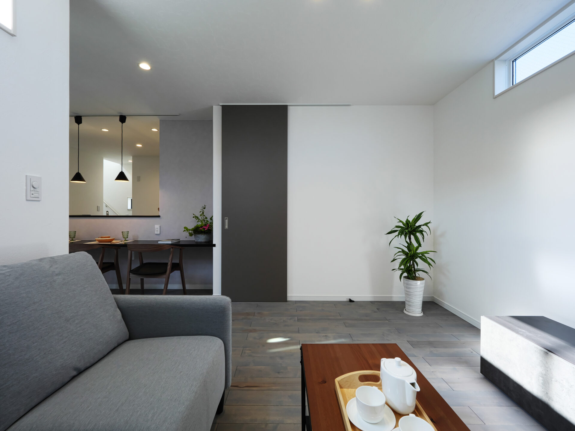 茨木市の注文住宅｜自然素材をグレーに仕上げたモダンな家｜漆喰壁と無垢パインのフロア アイキャッチ