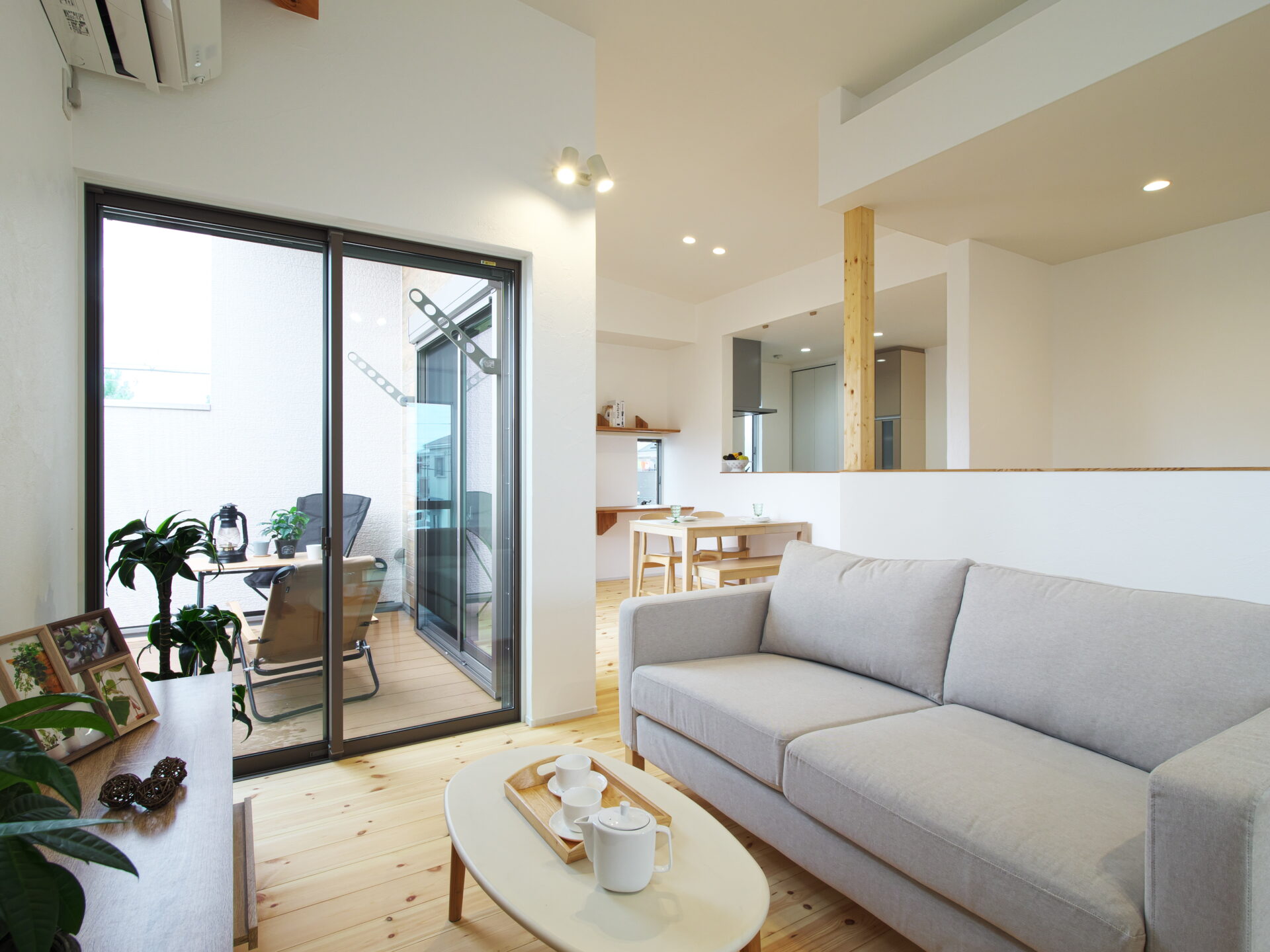 茨木市の注文住宅｜バルコニーのアウトドアリビングを手に入れた家｜無垢パインの床と勾配天井 アイキャッチ