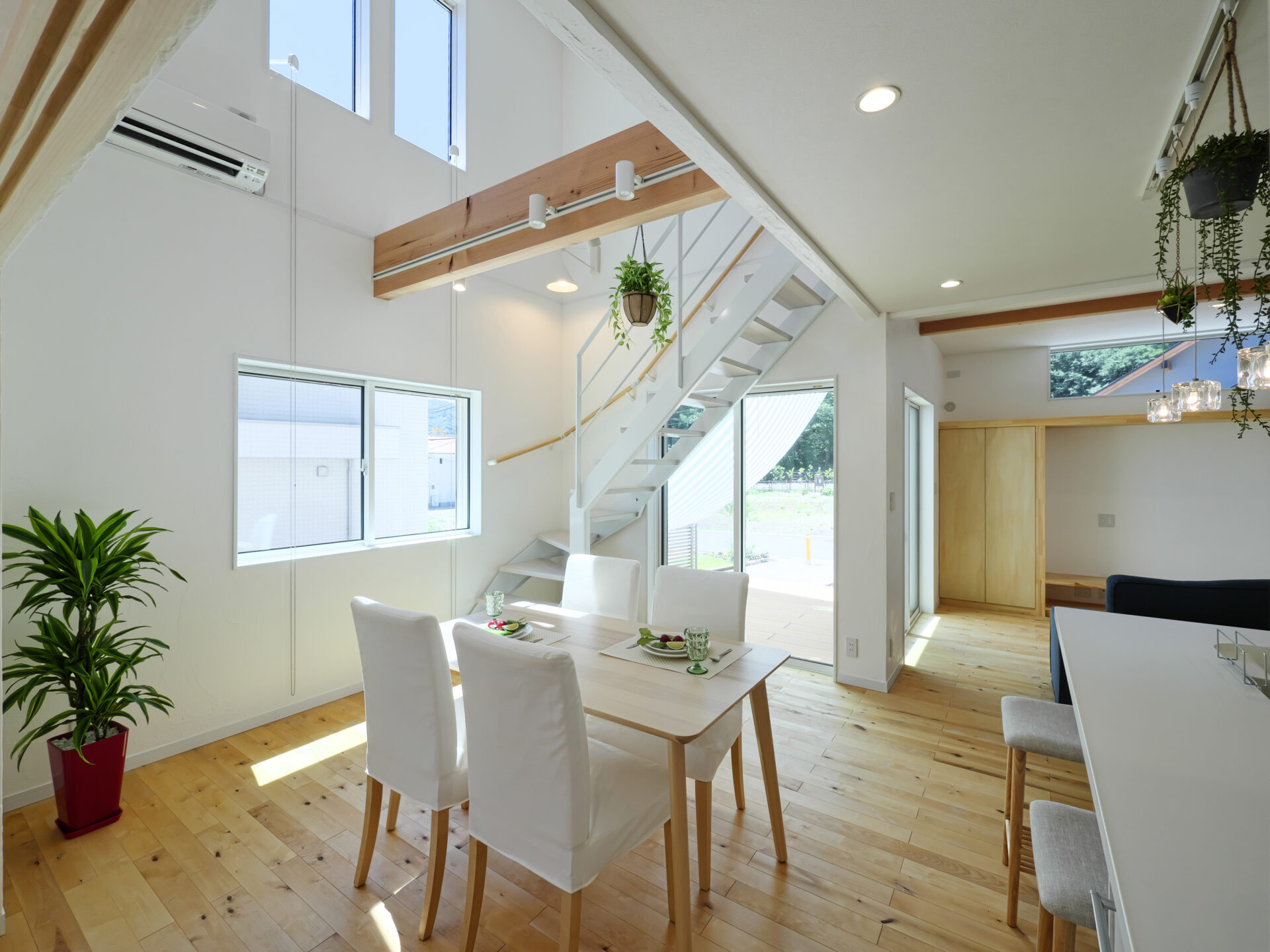 箕面市の注文住宅｜観葉植物が自然素材と調和する家｜バーチのフロアと漆喰の壁 アイキャッチ