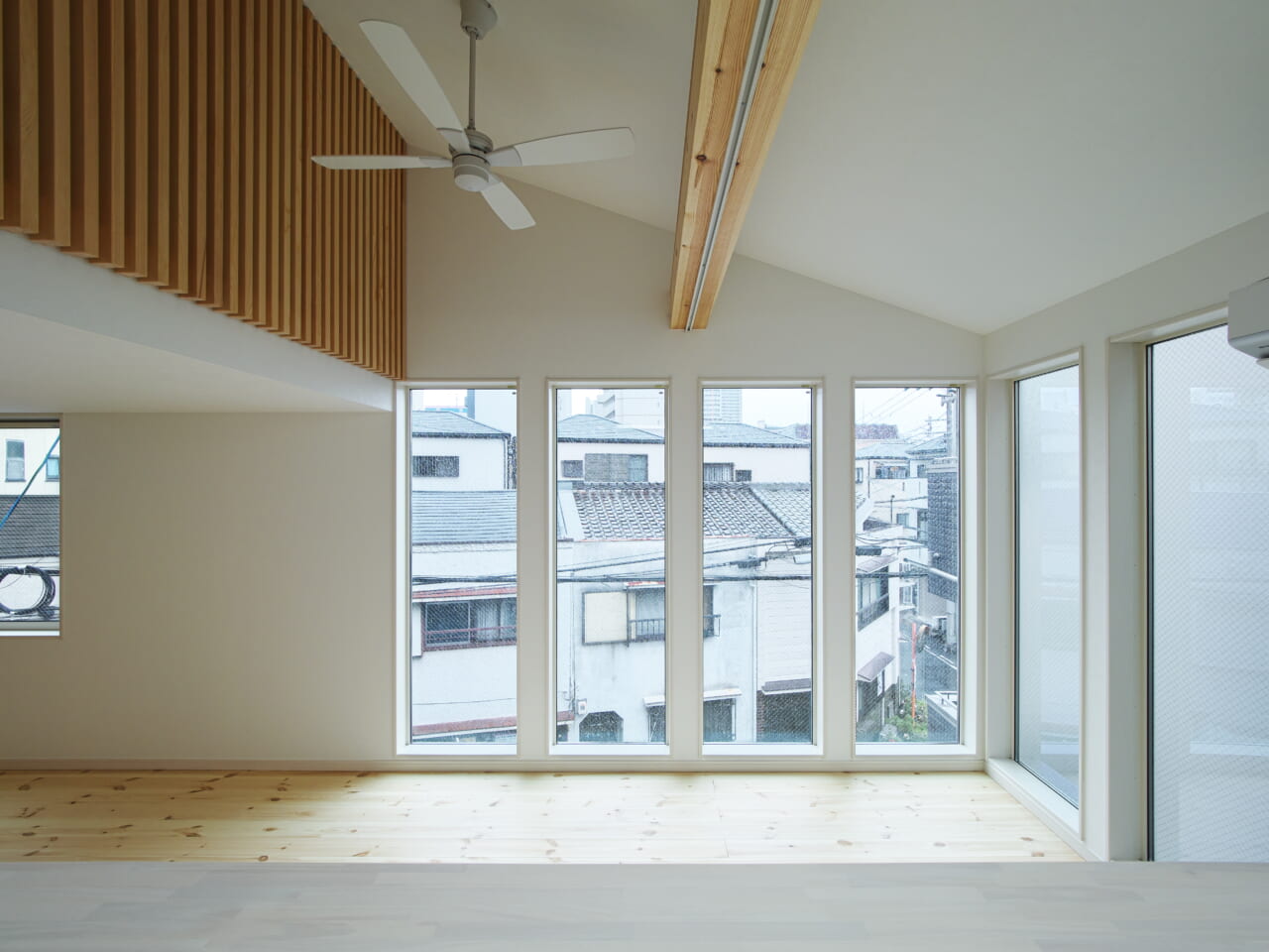 尼崎市の注文住宅｜柔らかな光が差し込む３階建ての家｜ビルトインのガレージハウス アイキャッチ