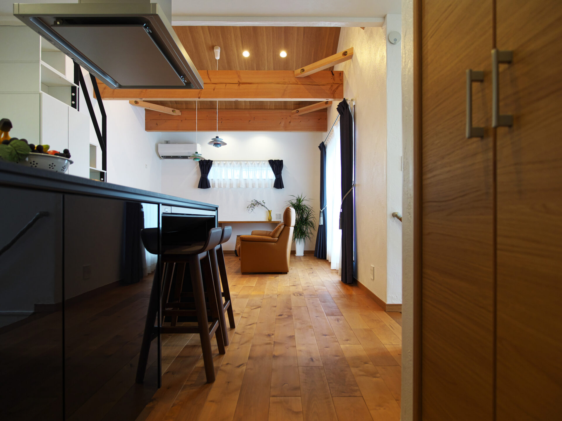 茨木市の注文住宅｜いろりダイニングに家族が集まる家｜漆喰と無垢フローリング、自然素材の家 アイキャッチ