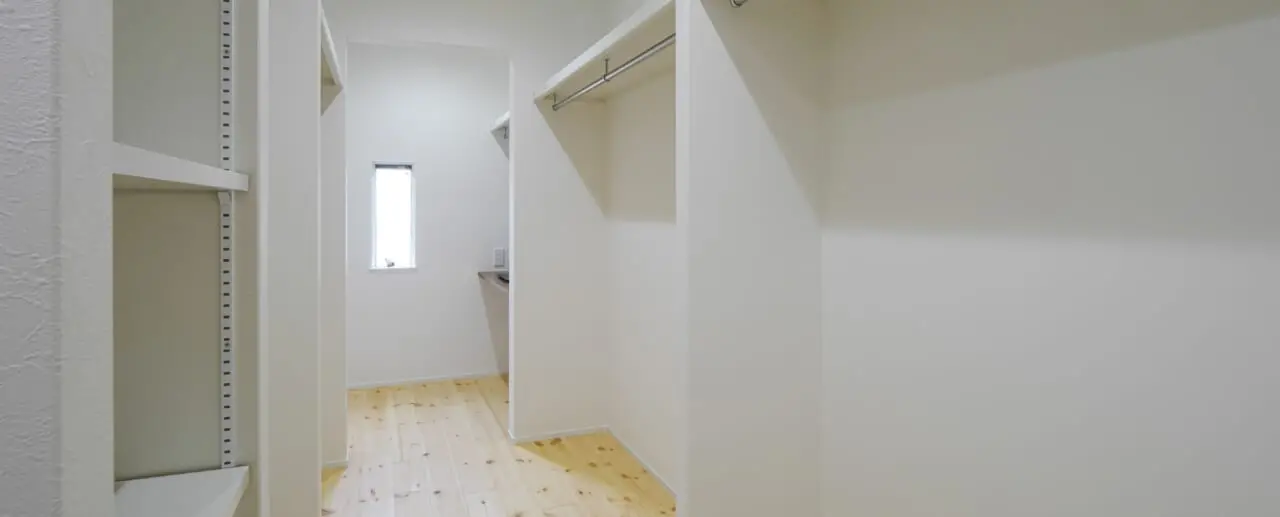 収納不足で後悔しないための秘訣｜クローゼットに服って何着入るの？ アイキャッチ