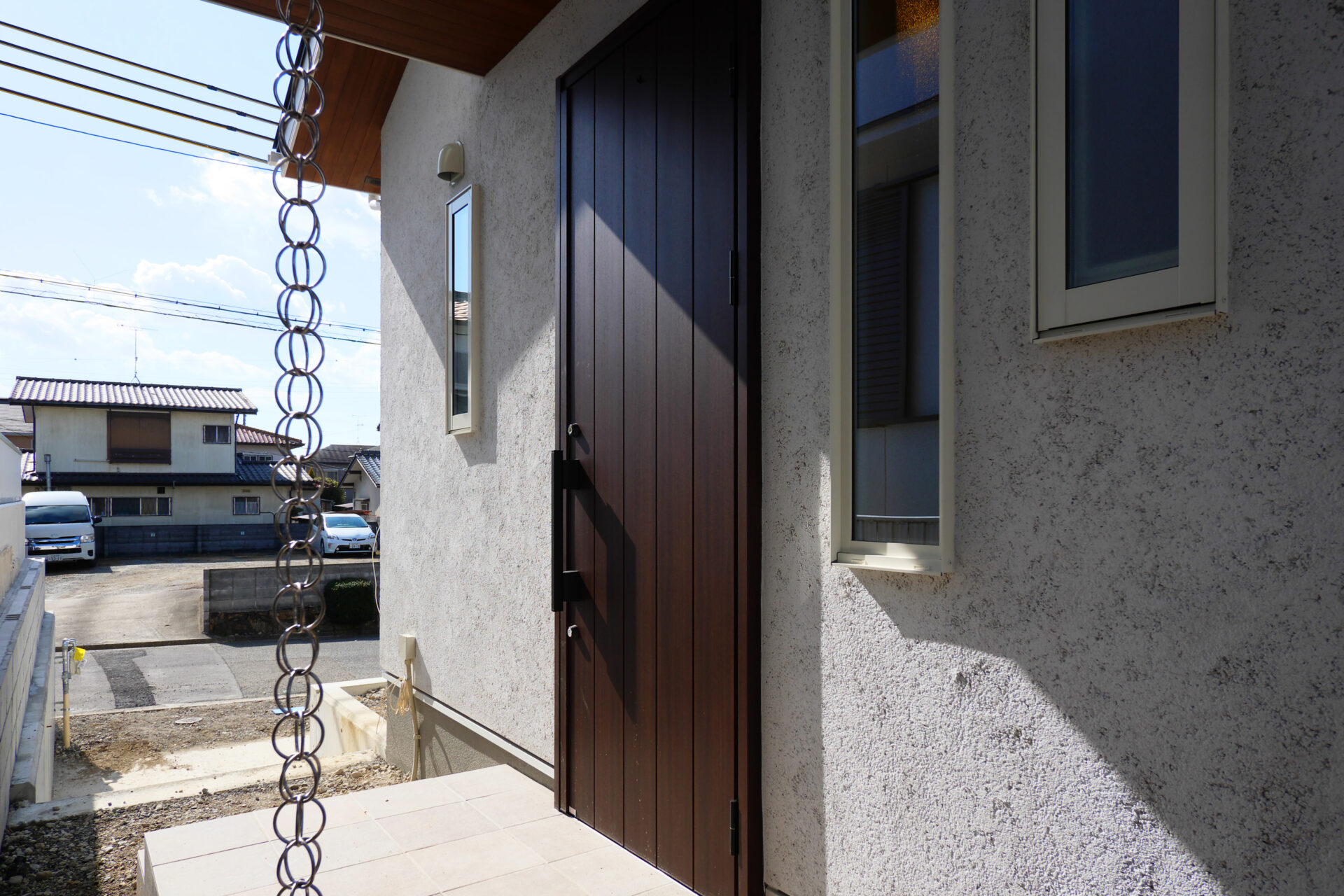 川西市の注文住宅｜リビングとダイニングキッチンを離した家｜オークの床と漆喰が鉄骨階段を引き立てる アイキャッチ