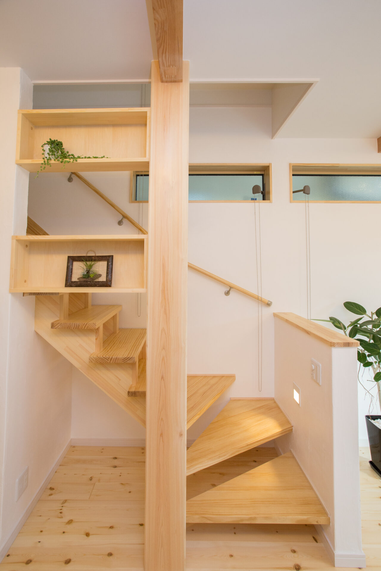 高槻市の注文住宅｜ヒノキの大黒柱が家を見守る家｜そとん壁と漆喰の自然素材が包む アイキャッチ