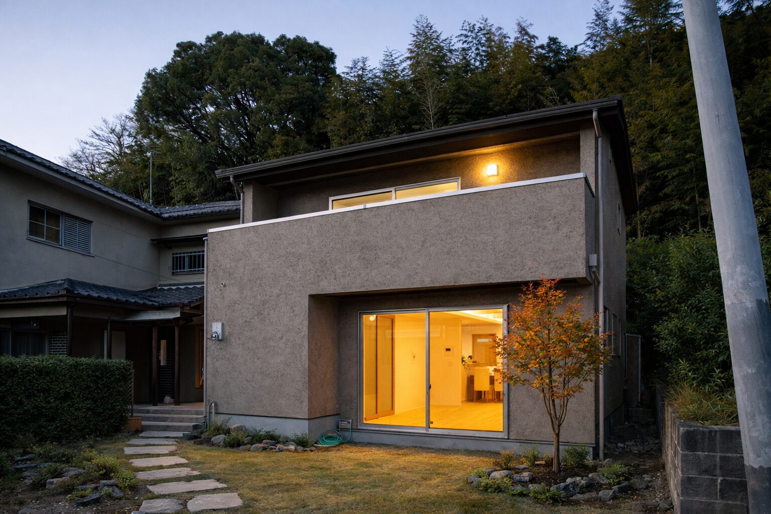 高槻市の注文住宅｜ヒノキの大黒柱が家を見守る家｜そとん壁と漆喰の自然素材が包む アイキャッチ