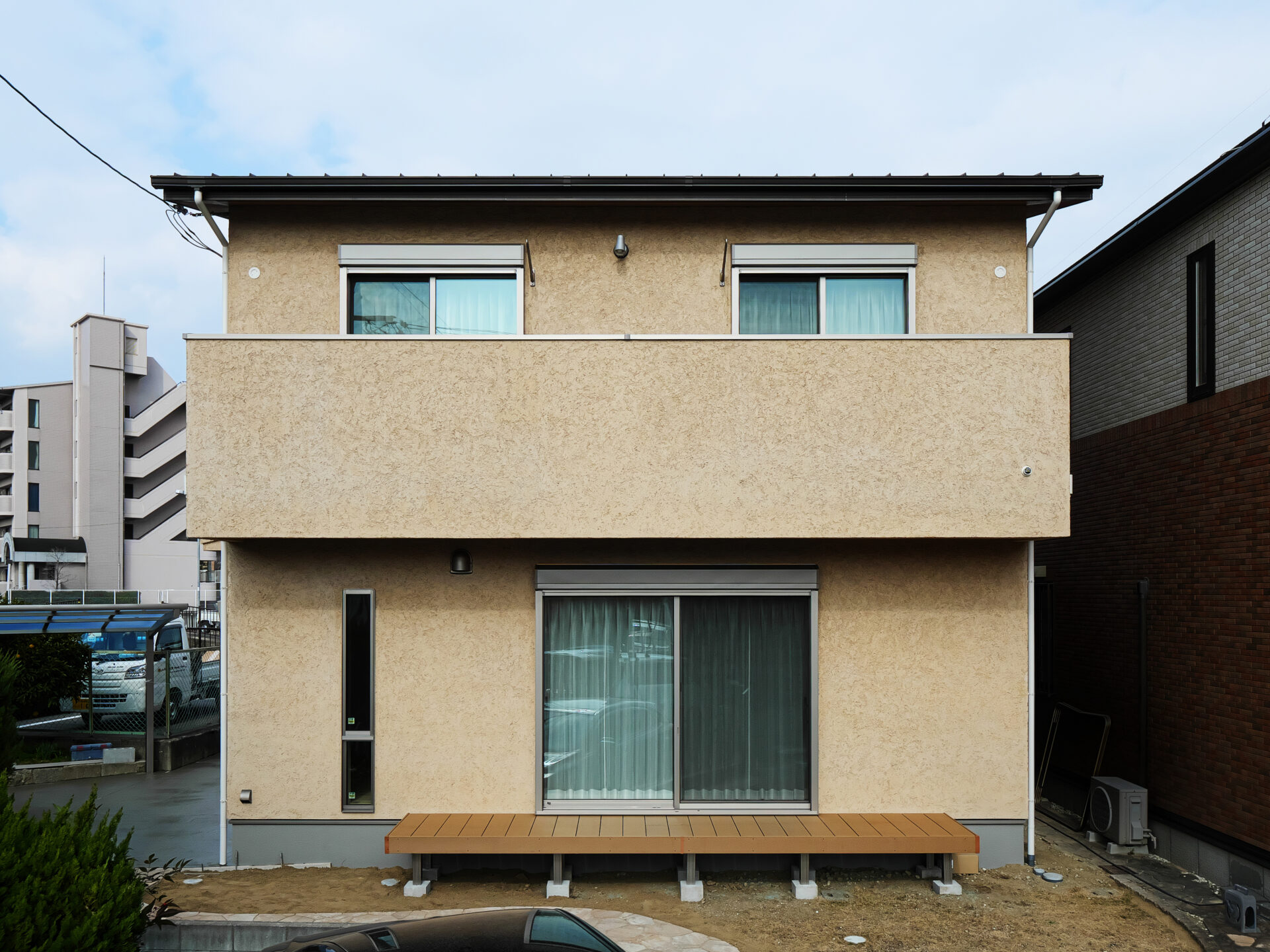 摂津市の注文住宅｜町に馴染むそとん壁の優しい色合い｜こだわりの一枚板カウンター アイキャッチ