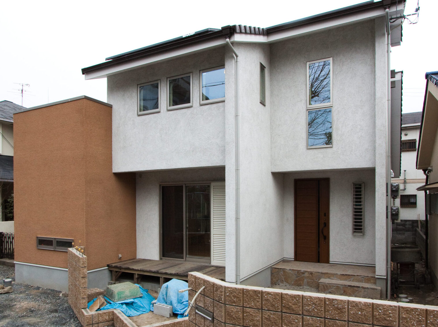 茨木市の注文住宅｜そとん壁で仕上げたナチュラルな家｜吹き抜けと木製ストリップ階段のある住まい アイキャッチ