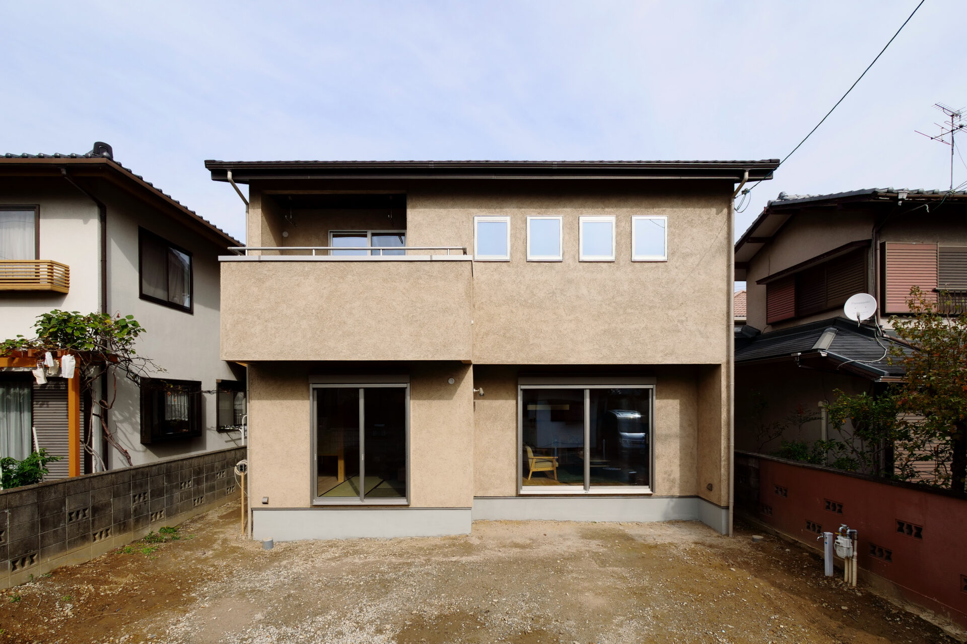 茨木市の注文住宅｜ヒノキの床でつくるナチュラルな家｜漆喰とそとん壁　自然素材に包まれる住まい アイキャッチ