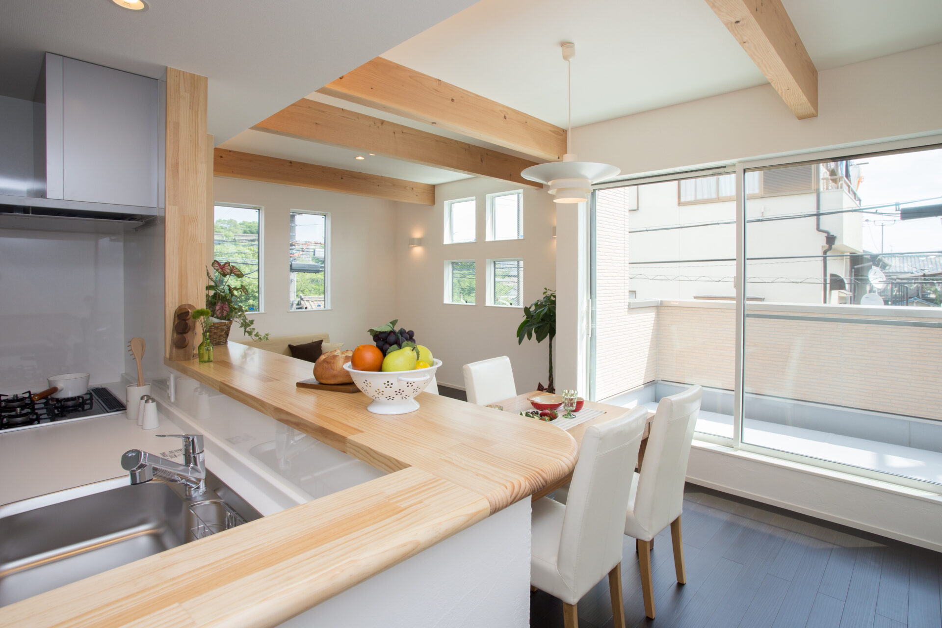 摂津市の注文住宅｜梁見せ天井の2階リビング｜ウォールナット色の床で落ち着きある住まい アイキャッチ