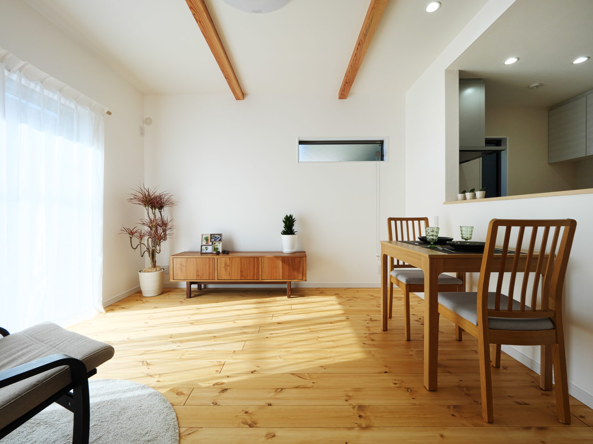 茨木市の注文住宅｜漆喰の壁とパインの床が映える家｜優しい色合いのナチュラルな住まい アイキャッチ