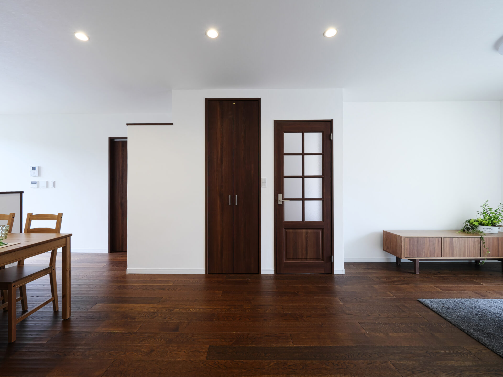 茨木市の注文住宅｜オークの床とウォルナット色が調和する家｜上質で落ち着いた住まい アイキャッチ