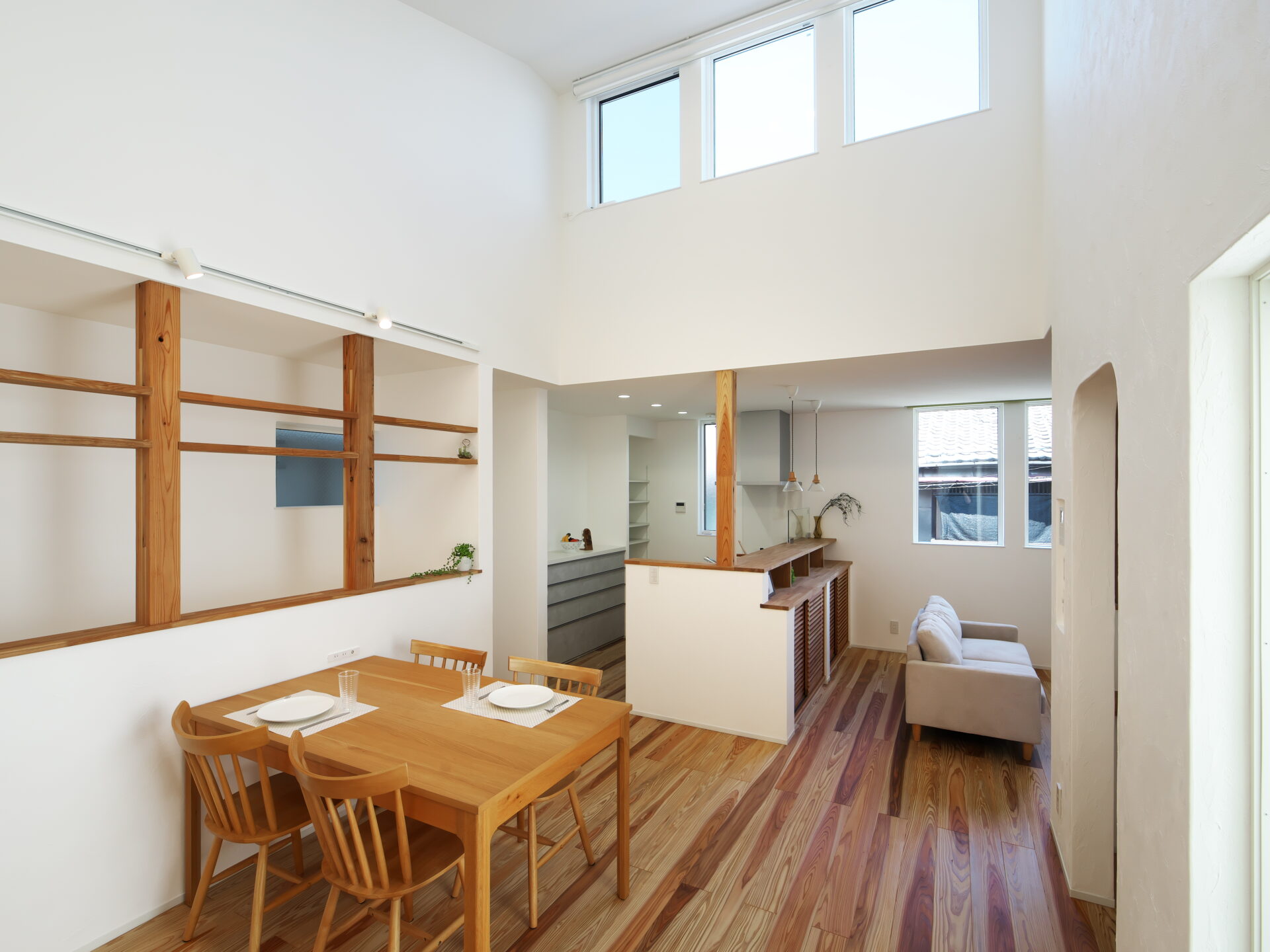 大阪市の注文住宅|ロの字の光井戸で明かりを取り込む家|勾配天井のある2階リビング アイキャッチ 大阪市の注文住宅|ロの字の光井戸で明かりを取り込む家|勾配天井のある2階リビング アイキャッチ