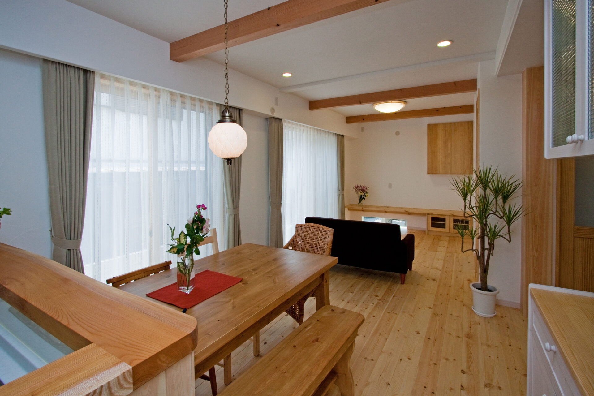 高槻市|西日を考慮した窓配置にしたことと、壁の強力な断熱力も相まって、夏もかなり涼しく過ごせそうなのが楽しみです アイキャッチ 高槻市|西日を考慮した窓配置にしたことと、壁の強力な断熱力も相まって、夏もかなり涼しく過ごせそうなのが楽しみです アイキャッチ