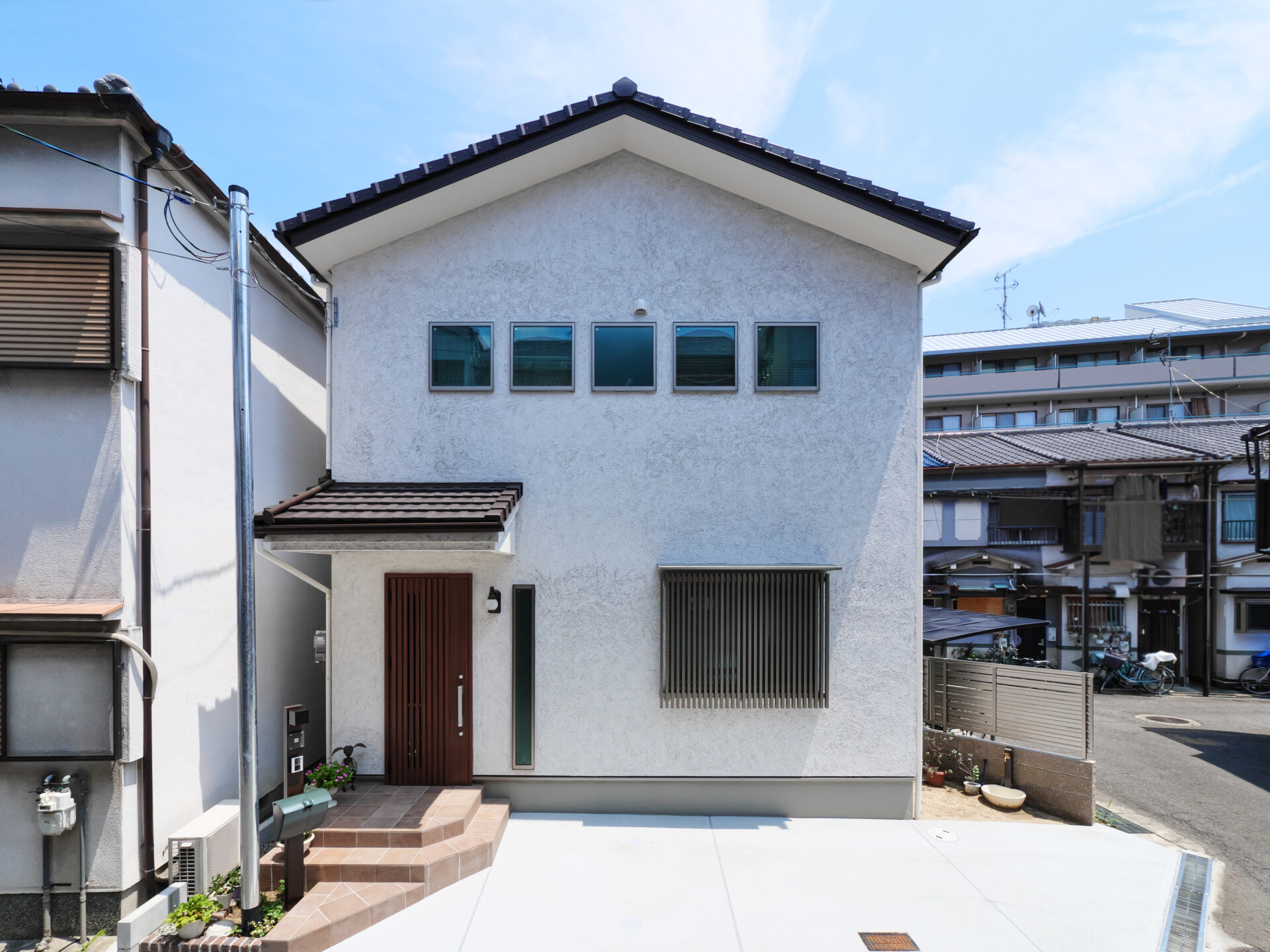 寝屋川市の注文住宅｜本物の木にこだわった家｜ヒノキの大黒柱と無垢建具のある住まい アイキャッチ