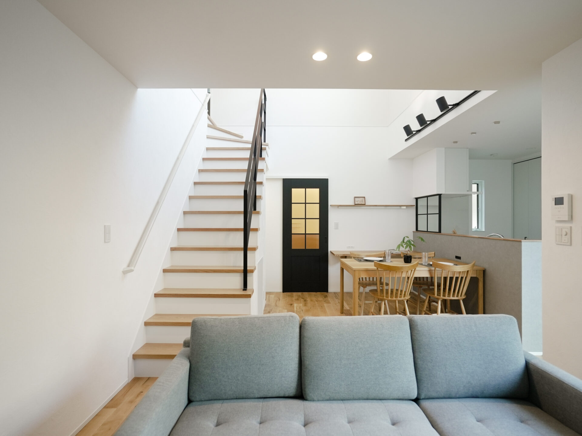 島本町の注文住宅｜玄関まわりの回遊動線が便利な家｜家族用と来客用を分けた二つの玄関 アイキャッチ