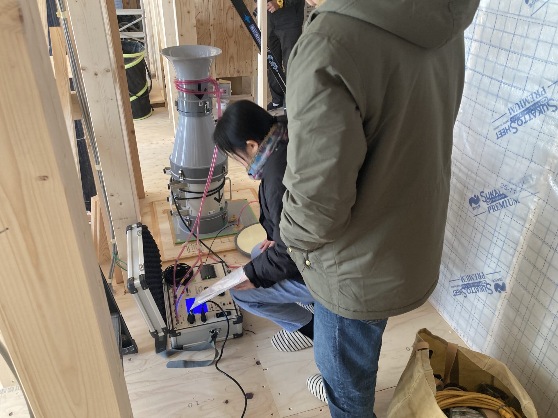 【気密測定を実施】茨木市大池の新築注文住宅｜自然素材にこだわる エッグ住まいる工房 アイキャッチ